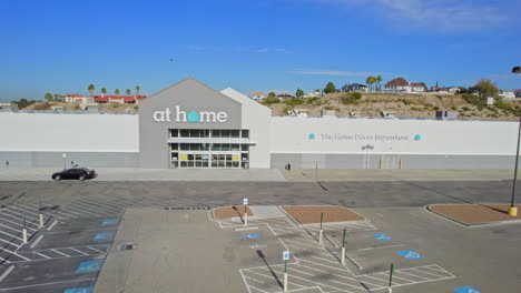 Zu-Hause-Einzelhandelsstandort-In-West-El-Paso-Texas-Mit-Leerem-Parkplatz