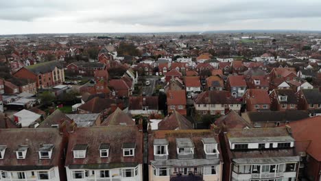 Fliegende-Drohnenaufnahmen-Der-Nordparade-Und-Ins-Meer-In-Skegness,-Großbritannien