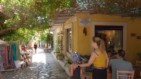 Toma-Panorámica-De-Un-Restaurante-Concurrido-Dentro-De-Preveza,-Grecia