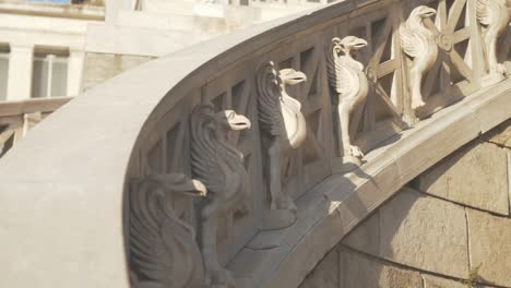 Toma-Detallada-Que-Muestra-Los-Balaustres-De-Mármol-En-La-Escalera-Del-Edificio-De-La-Biblioteca-Nacional