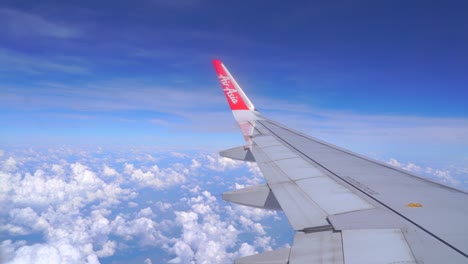 Vista-En-Cámara-Lenta-Desde-La-Ventana-Del-Avión-A-Altitud-De-Crucero