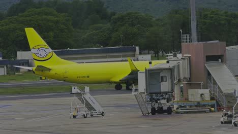 Avión-En-Brasil-Pintado-De-Amarillo-Con-El-Logo-De-Comercio-Electrónico-&quot;mercado-Livre&quot;