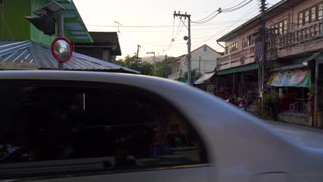 Paisaje-Típico-De-La-Calle-En-Tailandia-Con-Edificios-De-Madera