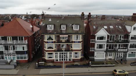 Imágenes-De-Drones-De-Los-Hoteles-Para-Migrantes-A-Lo-Largo-Del-Desfile-Del-Norte-En-Skegness,-Reino-Unido