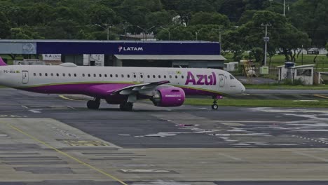 Aviones-De-La-Aerolínea-Azul-Con-Los-Colores-Rosa-Y-Lavanda-Listos-Para-Despegar