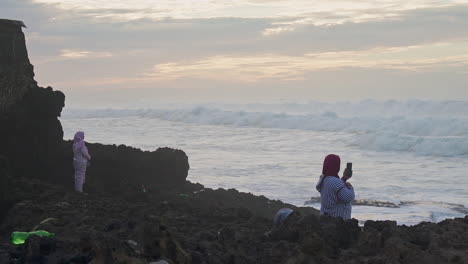 Mujeres-Musulmanas-Viendo-Las-Olas-Al-Atardecer-En-Casablanca-Marruecos