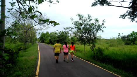 Leute,-Die-Sportkleidung-Tragen,-Gehen-Im-Park-In-Wunderschöner-Natur,-Himmelfahrt,-Paraguay