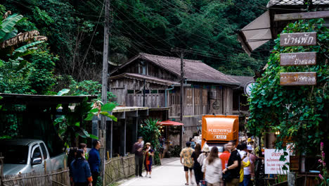 Chiang-Mai,-Thailand---25.-November-2022---Das-Dorf-Zeitraffer-Ban-Mae-Kampong-Ist-Von-Einem-Waldgebiet-Mit-Der-Herrschaft-Des-Immergrünen-Waldes-In-Chiang-Mai,-Thailand,-Umgeben