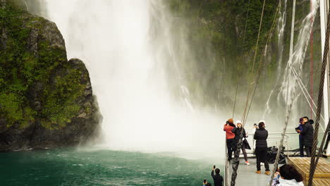 Inclinar-Hacia-Abajo,-Poder-De-Las-Cataratas-De-Stirling-En-Milford-Sound,-Vista-Desde-El-Barco-De-Turistas