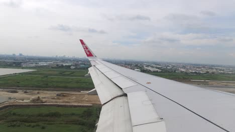 Vista-De-La-Ventana-Del-Vuelo-De-Air-Asia-Acercándose-A-La-Ciudad-De-Bangkok