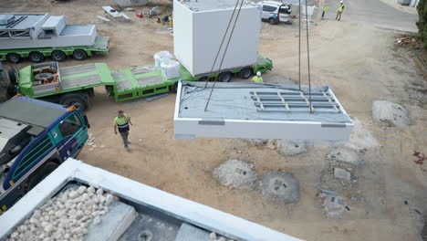 Contratistas-Observando-Grúas-Industriales-Colocando-Paneles-De-Viviendas-Modulares-En-El-Sitio-De-Construcción-De-Proyectos-Residenciales