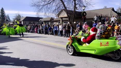 El-Grinch-En-El-Blowing-Rock-Nc,-Desfile-De-Navidad-De-Carolina-Del-Norte