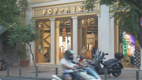 Los-Clientes-Ingresan-A-La-Tienda-De-Ropa-Pop-air-En-Monastiraki-Atenas