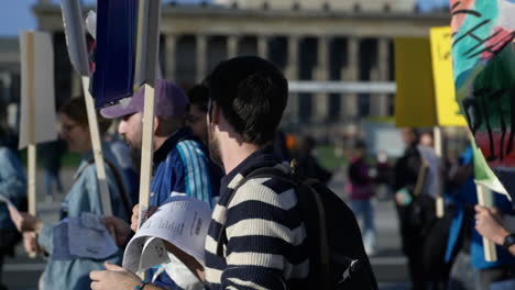 Menge-Von-Demonstranten-Marschieren-Auf-Der-Straße-Gegen-Die-Energiekrise-In-Deutschland