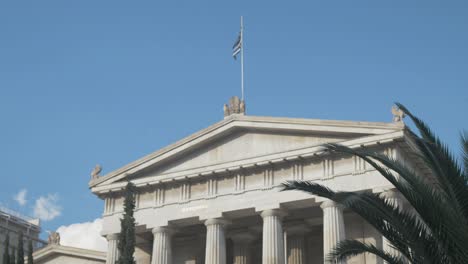 Frontón-De-Mármol-Del-Edificio-De-La-Biblioteca-Nacional-En-Atenas-Plano-General