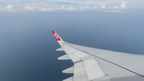 Vuelo-De-Air-Asia-Girando-Sobre-El-Océano-Abierto