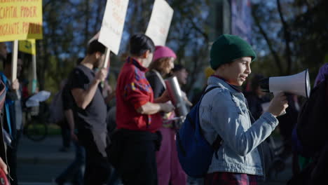 Junge-Menschen-Protestieren-Auf-Der-Straße,-Fröhliches-Junges-Mädchen-Spricht-Durch-Megaphon