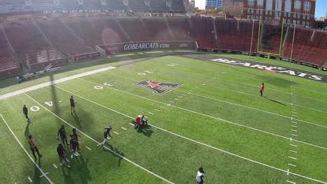 Fpv-Drone-Shot-De-Un-Entrenamiento-De-Fútbol-Americano-Dentro-Del-Estadio-Nippert,-En-La-Universidad-De-Cincinnati,-Ee.uu.