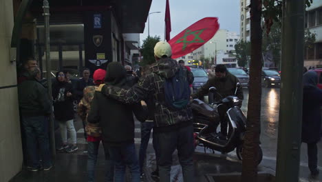 Familia-Marroquí-Con-Bandera-Marroquí-Celebrando-La-Victoria-En-Casablanca-Marruecos