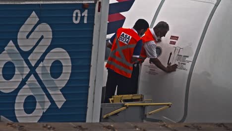 El-Personal-De-Tierra-En-Un-Aeropuerto-Bloquea-La-Puerta-Del-Avión-Para-El-Despegue