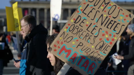 Lateinamerikaner-Marschieren-Auf-Friedlichem-Protest-Gegen-Soziale-Und-Wirtschaftliche-Krisen