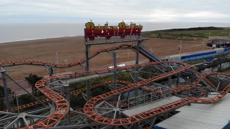 Imágenes-De-Drones-De-Atracciones-Turísticas-Cerradas-En-Una-Mañana-Nublada-Video-De-Drones-De-Skegness,-Reino-Unido