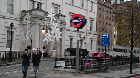 Beim-Überqueren-Der-Straße-Vor-Dem-Lanesborough-Hotel,-London,-Vereinigtes-Königreich