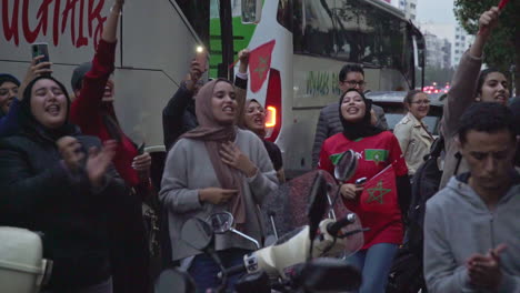 Aficionados-Al-Fútbol-Femenino-Marroquí-Celebrando-La-Victoria-En-Casablanca-Marruecos