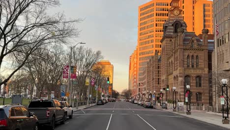 POV-Conduciendo-Por-Church-Street-En-New-Haven-Con-Un-Edificio-De-Banco-Clave-Bañado-Por-La-Luz-Del-Atardecer