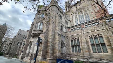 Fachada-Del-Edificio-De-La-Ley-Esterlina-En-Un-Día-Nublado,-Casa-De-La-Facultad-De-Derecho-De-Yale,-Tiro-Inclinado-Hacia-Arriba