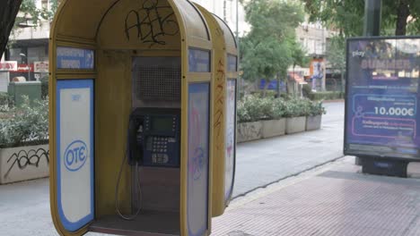 Altes-Zerstörtes-Münztelefon-In-Der-Innenstadt-Von-Athen