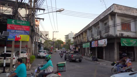 Carretera-Típica-En-Tailandia-Urbana-Con-Casas-Deterioradas