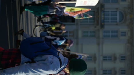 Vertikale-Aktivisten,-Die-In-Berlin-Marschieren,-Protestieren-Gegen-Die-Wirtschaftliche-Inflationskrise,-Zeitlupe