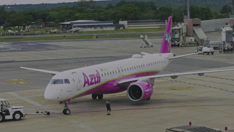 Tow-tractor-pushing-an-Azul-Airline-aircraft-away-from-the-departure-gate