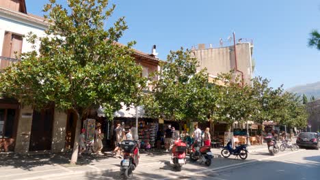 People-walking-through-touristic-street-with-tourist-shops-in-Loannina,-Greece