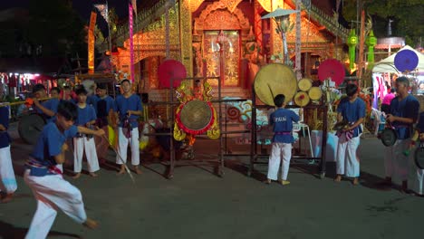 Junge-Männliche-Darsteller-Tanzen-Nachts-Vor-Dem-Goldenen-Thailändischen-Tempel