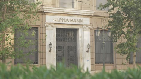 Verkehr,-Der-Am-Geschlossenen-Eingang-Der-Alpha-Bank-Im-Zentrum-Von-Athen-Vorbeifährt