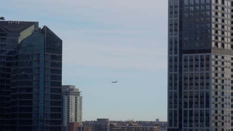 Avión-Comercial-Volando-Entre-Torres-De-Construcción