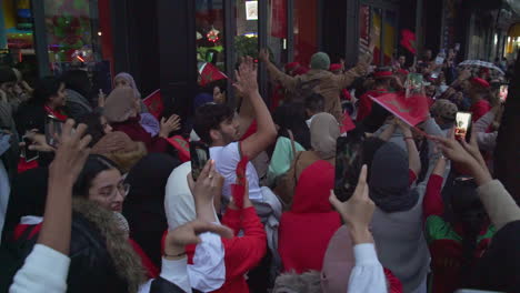 Aficionados-Al-Fútbol-Marroquí-Celebrando-La-Victoria-En-Las-Calles-De-Casablanca-Marruecos