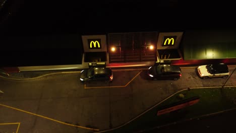 Birdeye-Mientras-Los-Coches-Hacen-Cola-En-La-Comida-Rápida-De-Mcdonalds-Pasan-Por-La-Noche-En-La-Vista-Orbital-Aérea-De-La-Ciudad-Del-Norte-Del-Reino-Unido