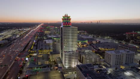 Luftaufnahme-Rund-Um-Das-Denkmal-Hermann-City-Medical-Center-Dämmerung-In-Houston,-Usa---Umlaufbahn,-Drohne-Erschossen