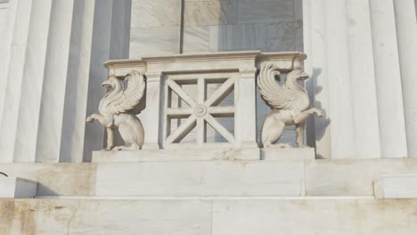 Barandilla-De-Caballo-Esculpido-En-Mármol-Simétrico-Entre-Las-Columnas-Del-Edificio-De-La-Biblioteca-Nacional