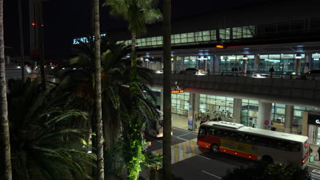 Shuttlebus-Navegando-En-La-Parada-De-Autobús-Del-Aeropuerto-Internacional-De-Jeju-Por-La-Noche