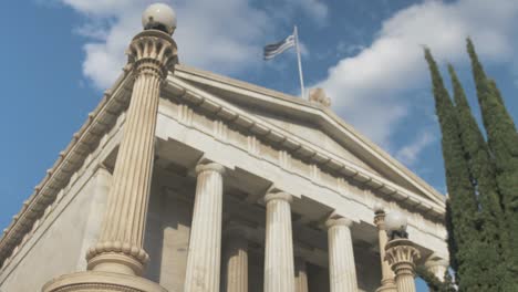 Biblioteca-Nacional-De-Atenas-Tiro-Dramático-De-ángulo-Bajo