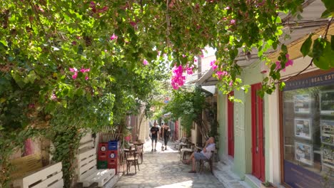 Disparo-De-Gente-Caminando-En-La-Pequeña-Calle-Rural-De-Peatones-En-La-Ciudad,-Preveza,-Grecia