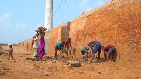 Workers-are-working-in-brick-kiln