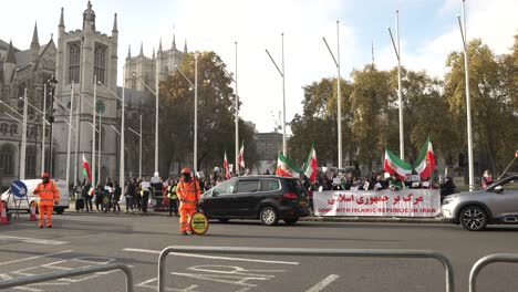 30-De-Noviembre-De-2022---Tráfico-Que-Pasa-Por-La-Protesta-De-Irán-Frente-A-Las-Casas-Del-Parlamento-En-La-Plaza-Del-Parlamento