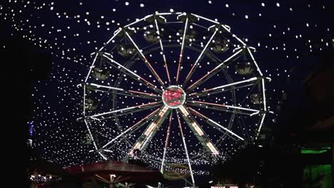 Kirmes-Auf-Einem-Weihnachtsmarkt-In-Kassel,-Deutschland-Mit-Einem-Riesenrad,-Das-Sich-Während-Der-Knappen-Zeit-Dreht