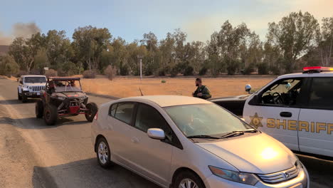 Un-Puesto-De-Control-Policial-En-Medio-De-La-Carretera-Y-Los-Coches-Están-Dando-La-Vuelta