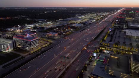 Vista-Aérea-Con-Vistas-Al-Tráfico-En-La-Us-90-Y-La-I-10,-Anochecer-En-Houston,-Estados-Unidos